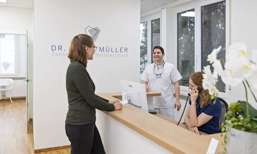 Empfang der Zahnarztpraxis Nellmersbach