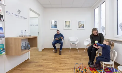 Wartebereich der Zahnarztpraxis Nellmersbach